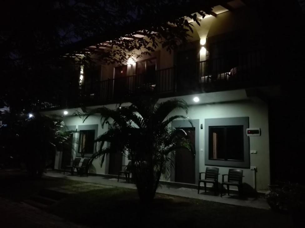 The Paramount Lodge ポロンナルワ エクステリア 写真